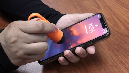 Picture 4 of Portable Screen Cleaner With Carabiner
