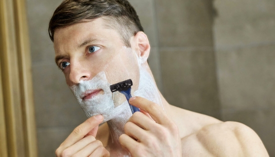 Picture 2 of Nautica 5 Piece Shaving Kit With 15x Suction Mirror
